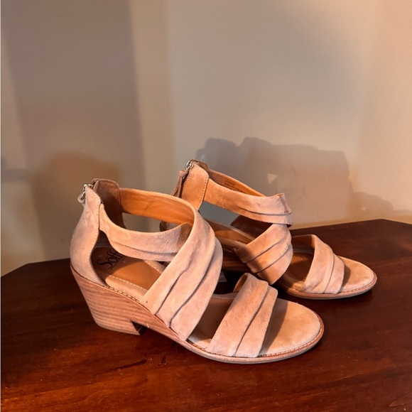 Sofft Women’s Samoa, Rose Taupe, Ruched Suede, Wedge Heeled Sandals size 8.5 - Picture 2 of 8